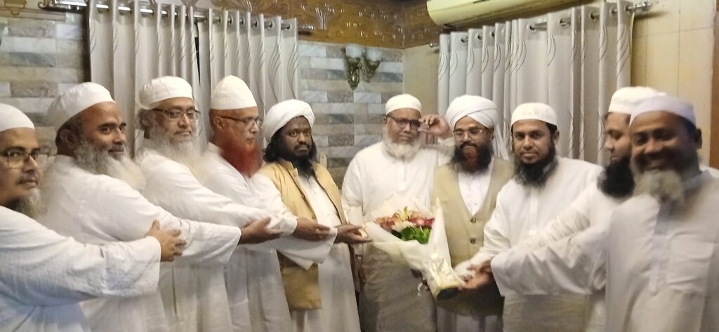 ইসলামিক ফাউন্ডেশন বাংলাদেশের গভর্নর মনোনীত হওয়ায় মুফতি মনির হোসাইন কাসেমীকে ফুল দিয়ে বরণ