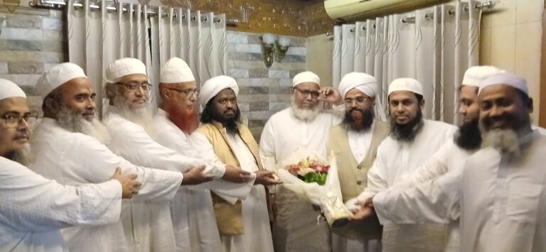 ইসলামিক ফাউন্ডেশন বাংলাদেশের গভর্নর মনোনীত হওয়ায় মুফতি মনির হোসাইন কাসেমীকে ফুল দিয়ে বরণ