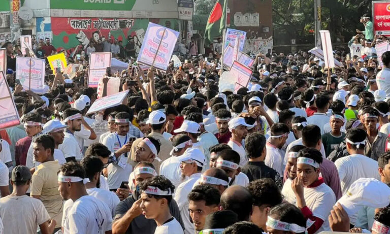 নোয়াখালী বিভাগ ঘোষণার দাবিতে শাহবাগ অবরোধ